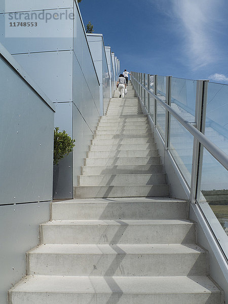 Zwei Personen gehen die Treppe des Hauses 8 hinauf  Kopenhagen  Dänemark