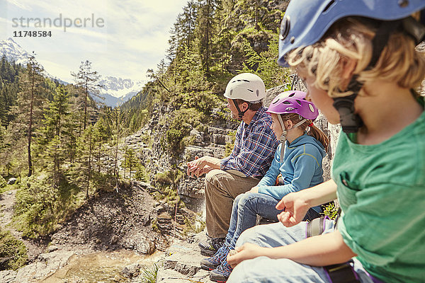 Vater und Kinder genießen Aussicht auf Hügel  Ehrwald  Tirol  Österreich