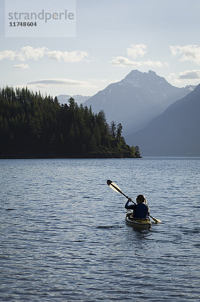 Kajakfahrerin auf dem St. Mary Lake  Glacier National Park  Montana  USA