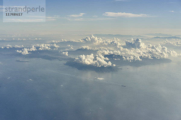 Wolken und Sicht aus dem Flugzeug