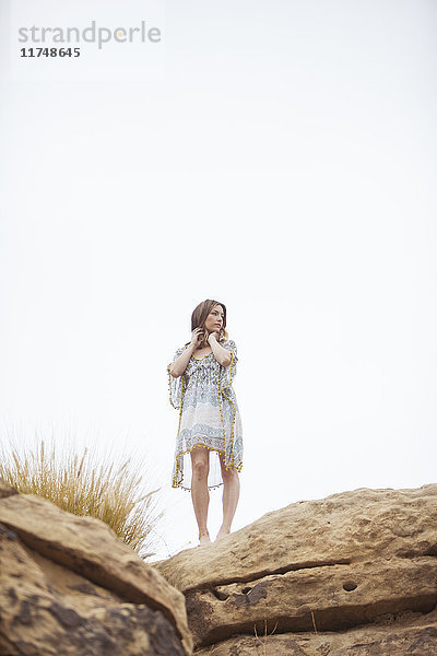 Frau entspannt sich auf einer Felsformation  Stoney Point  Topanga Canyon  Chatsworth  Los Angeles  Kalifornien  USA