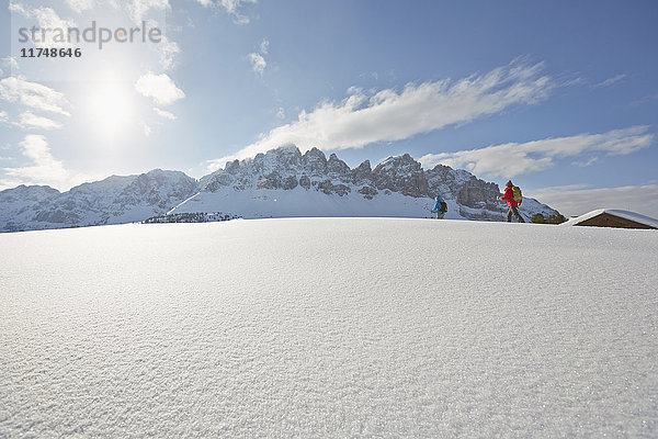 Fernsicht auf Schneeschuhwanderung eines mittleren Erwachsenenpaares  Dolomiten  Eisacktal  Südtirol  Italien