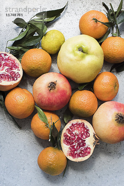 Draufsicht auf bunte Früchte und halbierten Granatapfel