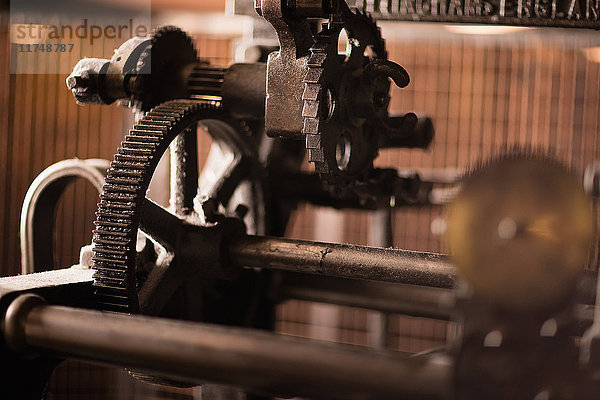 Eisenzähne auf alter Webmaschine in Textilfabrik