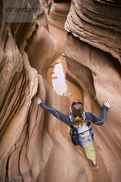 Frau beim Wandern im Little Wildhorse Canyon im San Rafael Swell  Utah  USA