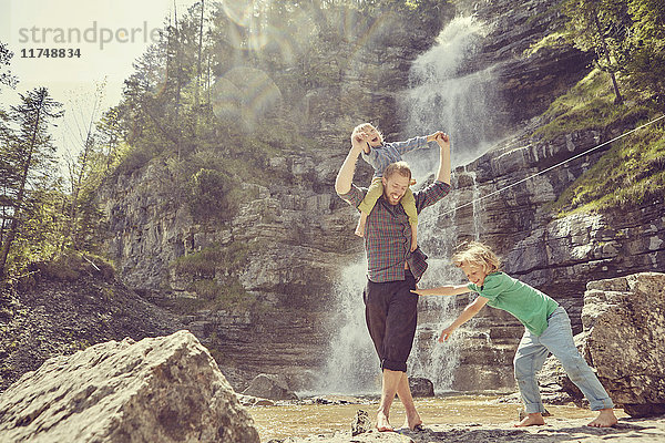 Zwei-Generationen-Familie hat Spaß am Wasserfall  Ehrwald  Tirol  Österreich