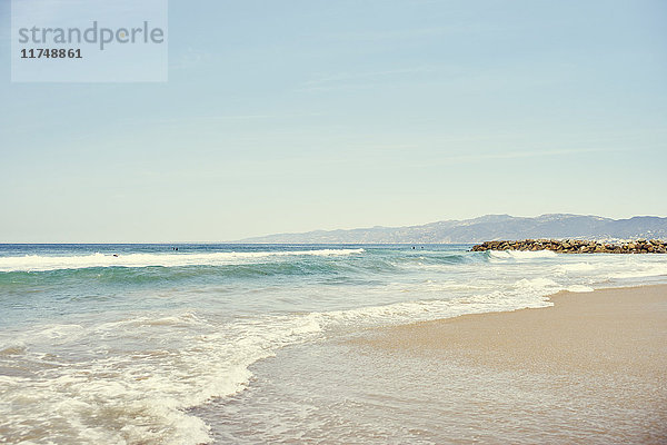 Blick vom Venice Beach auf die Santa Monica Mountains  Los Angeles  Kalifornien