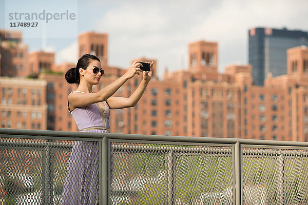 Mittelgroße erwachsene Frauen beim Fotografieren in New York City