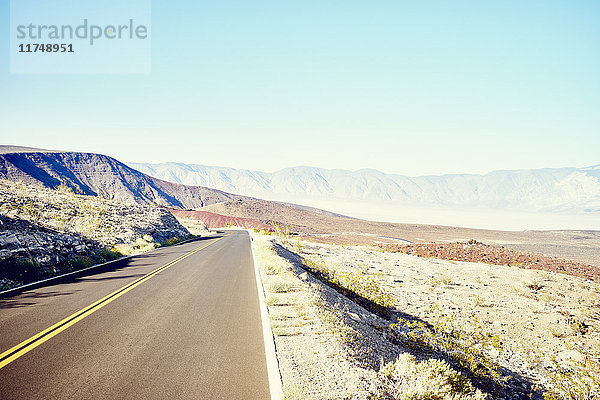 Landschaftsansicht einer geraden Wüstenstraße  Death Valley  Kalifornien  USA