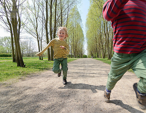 Kinder rennen auf dem Pfad im Park