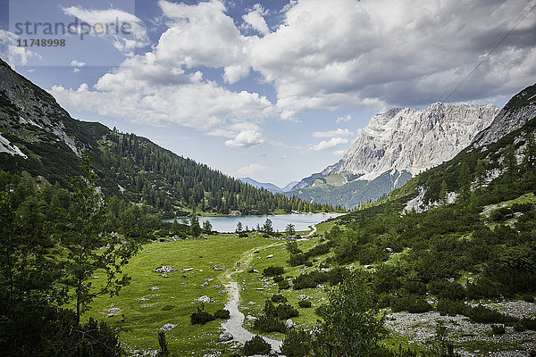 Erhöhte Ansicht des Seebensees und der Zugspitze  Ehrwald  Tirol  Österreich