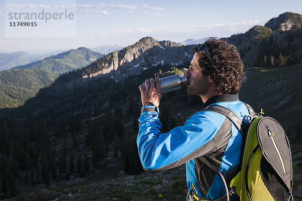 Wanderer machen Pause  trinken  Sunset Peak Trail  Catherine's Pass  Wasatch Mountains  Utah  USA