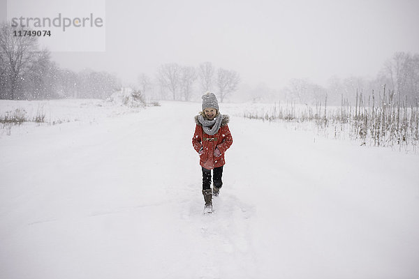 Junges Mädchen läuft im Schnee