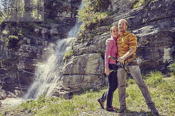 Bergsteiger umarmend  Wasserfall im Hintergrund  Ehrwald  Tirol  Österreich