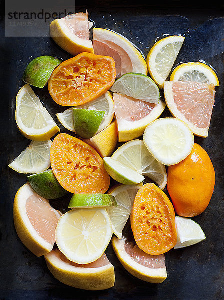 Stapel gepresster Orangen  mit in Scheiben geschnittener Pampelmuse  Limette und Zitronen