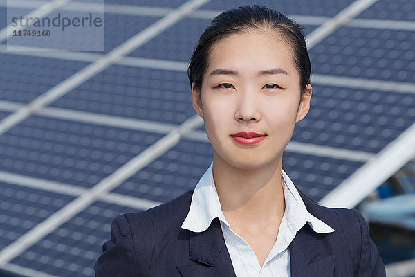 Geschäftsfrau auf dem Dach einer Solarmodul-Montagefabrik  Solar Valley  Dezhou  China