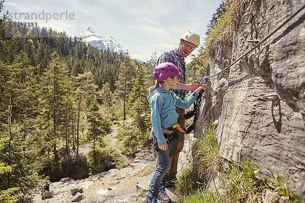 Vater und Kind beim Klettern  Ehrwald  Tirol  Österreich