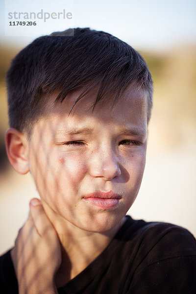 Nahaufnahme eines schielenden Jungen