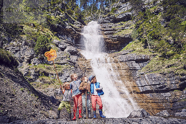 Gruppe von Kindern erkundet den Wasserfall