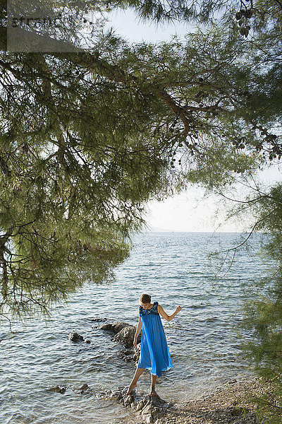 Junge Frau paddelt im Meer  Milna  Brac  Kroatien