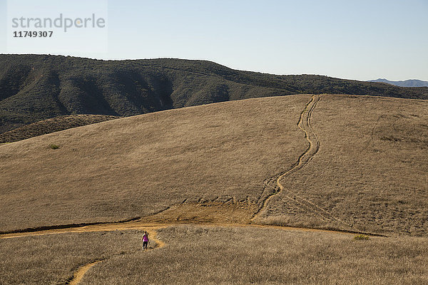 Fernansicht einer Läuferin  die durch eine Landschaft läuft  Thousand Oaks  Kalifornien  USA
