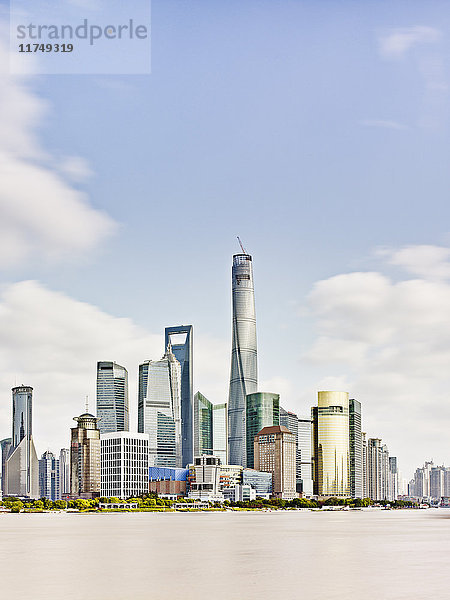 Die Skyline von Pudong und der Fluss Huangpu aus dem Bund  Shanghai  China