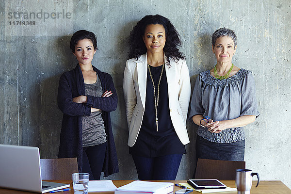 Porträt von drei amtierenden Geschäftsfrauen