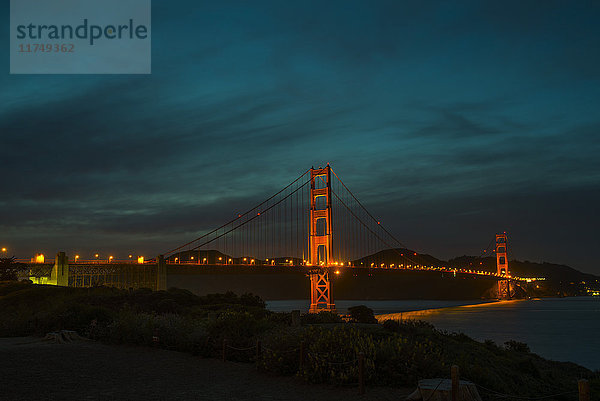 Blick auf die beleuchtete Golden Gate Bridge bei Nacht  San Francisco  Kalifornien  USA