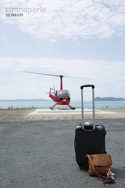 Gepäck vor einem Hubschrauber  der den Abflug von Long Island  Whitsunday Islands  Queensland  Australien vorbereitet