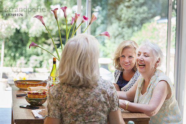 Drei Frauen beim gemeinsamen Mittagessen zu Hause