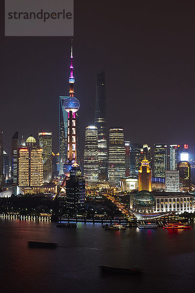 Oriental Pearl Tower bei Nacht  Shanghai Tower (im Bau) und Shanghai World Financial Centre in Pudong  Shanghai  China
