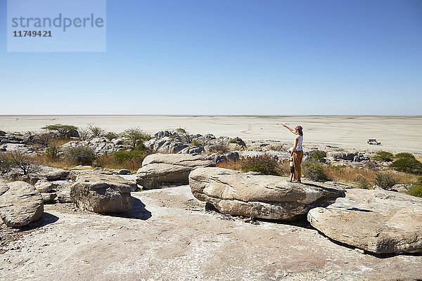 Mutter und Sohn auf Felsen  Kubu-Insel  Makgadikgadi Pan  Botswana  Afrika