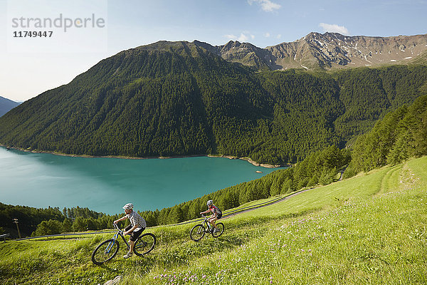 Junges Mountainbike-Paar am Vernagt-Stausee  Schnalstal  Südtirol  Italien