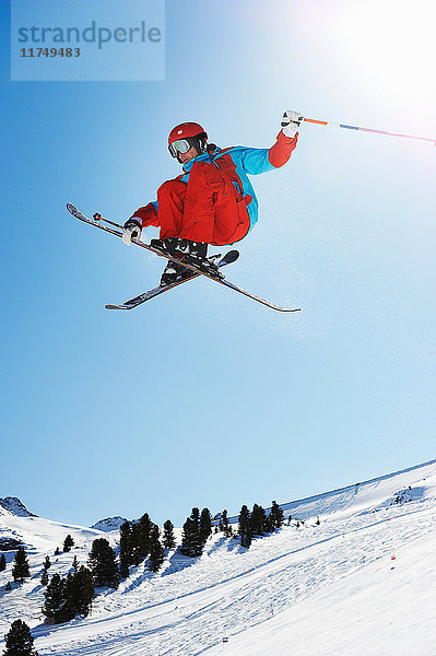 Skifahrer springt in der Luft