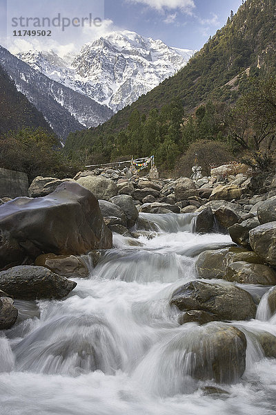 Vom schneebedeckten Berg flussabwärts fließendes Wasser  Bezirk Shangri-la  Yunnan  China