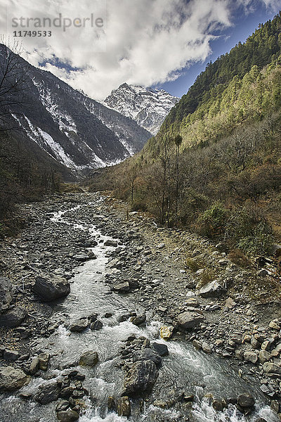 Wasser  das vom schneebedeckten Berg ins Flussbett fließt  Bezirk Shangri-la  Yunnan  China