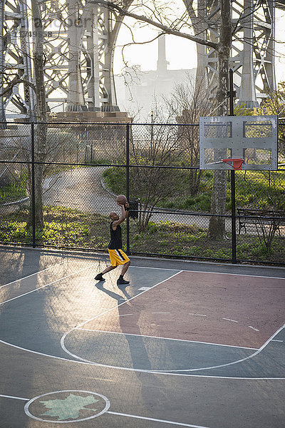 Basketballspieler beim Schießen