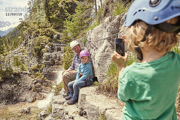 Vater und Kinder beim Fotografieren auf dem Hügel  Ehrwald  Tirol  Österreich