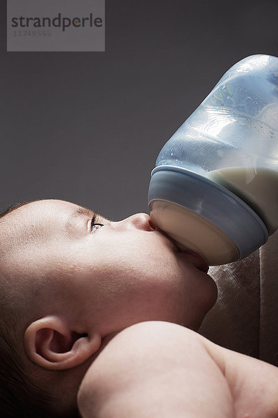 Mutter füttert Sohn mit Babyflasche