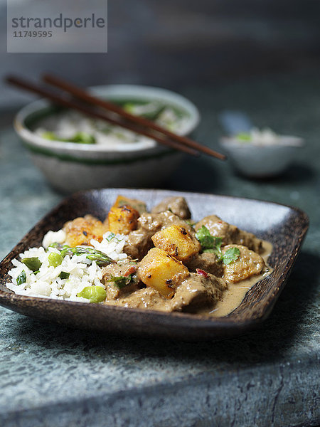 Gericht aus Rindfleisch-Massaman-Curry mit Spargelreis