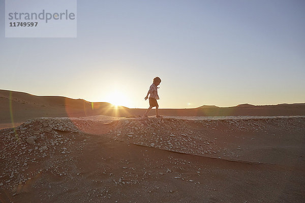 Junge wandert auf Sanddüne  Namib Naukluft Nationalpark  Namib Wüste  Sossusvlei  Dead Vlei  Afrika