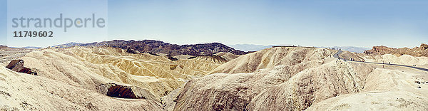 Panoramablick auf die kurvenreiche Straße  Zabriskie Point  Death Valley  Kalifornien  USA