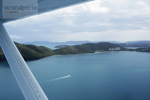 Blick auf Hamilton Island  Whitsunday Islands aus dem Fenster eines Wasserflugzeugs  Queensland  Australien
