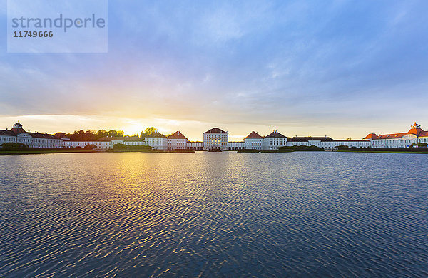 Schloss Nymphenburg  Barockpalast bei Sonnenuntergang  München  Bayern  Deutschland