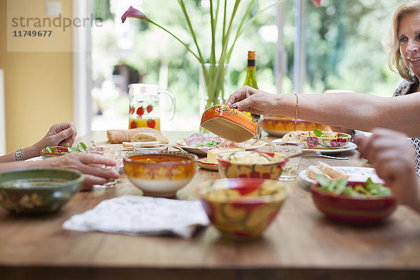 Drei Frauen beim gemeinsamen Mittagessen zu Hause