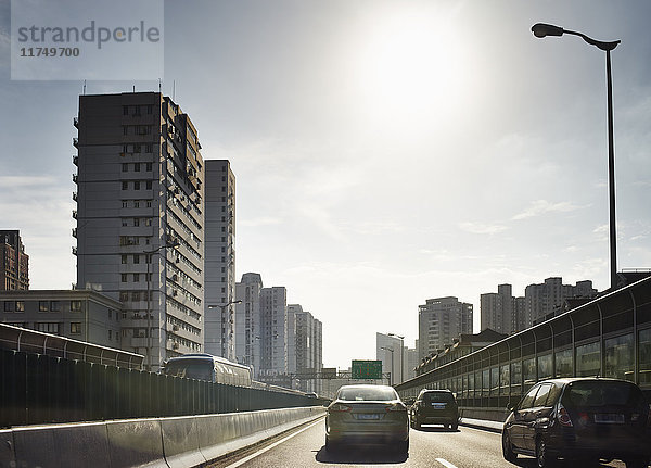 Verkehr auf der Autobahn vor der Skyline der Stadt  Shanghai  China