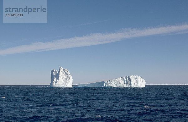 Eisberge zwischen den Eisschollen im südlichen Ozean  180 Meilen nördlich der Ostantarktis  Antarktis