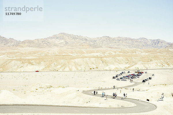 Blick auf Parkplatz und Touristen auf kurvenreicher Wüstenstraße  Death Valley  Kalifornien  USA