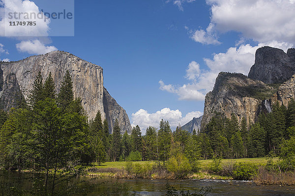 Blick auf Berge und See  Yosemite National Park  Kalifornien  USA