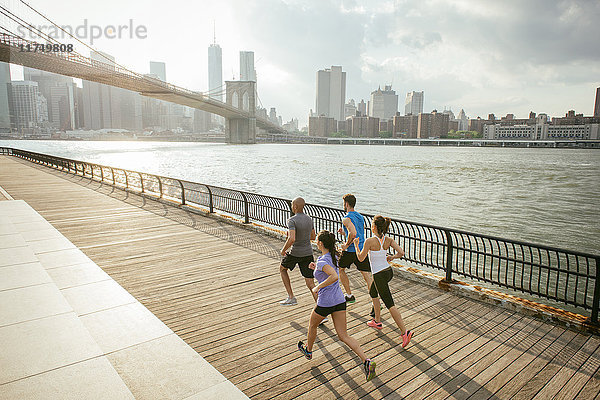 Hochwinkelaufnahme von Menschen  die vor der Brooklyn Bridge rennen  New York  USA